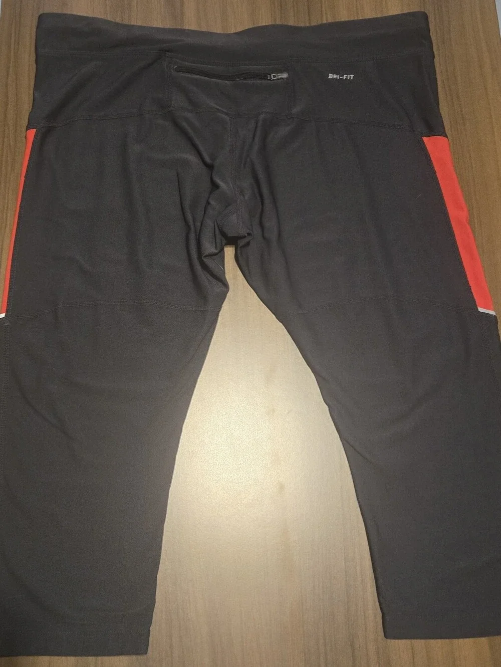 1X  Nike Dri-Fit Crop Leggings With Back Zip Pocket